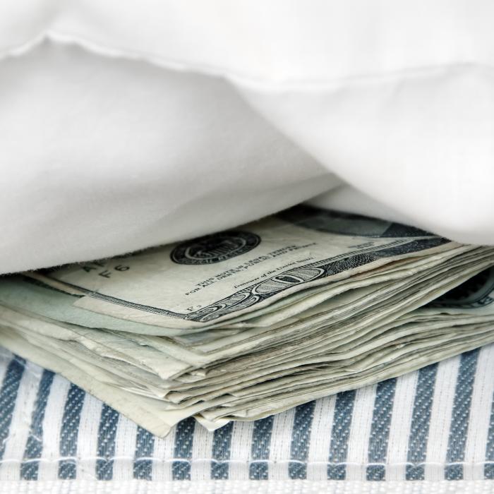 Economii. Românii ascund sub saltea 100 de miliarde de lei