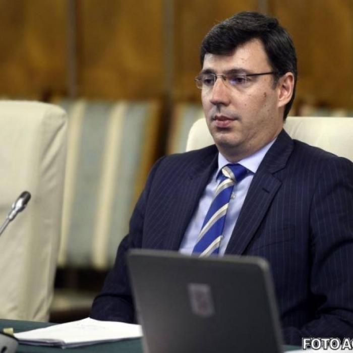 Finanţele se împrumută cu ambele mâini