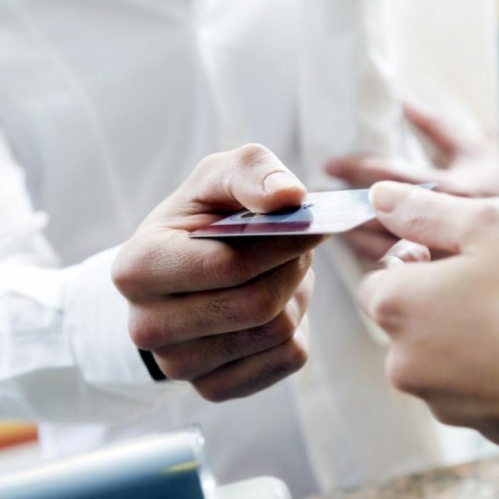 Visa şi Mastercard, bune de plată: 6,2 miliarde de dolari compensaţii către magazine