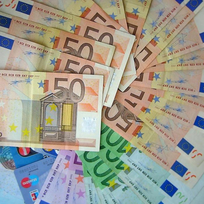 A găsit 33.000 de euro şi i-a predat la Poliţie