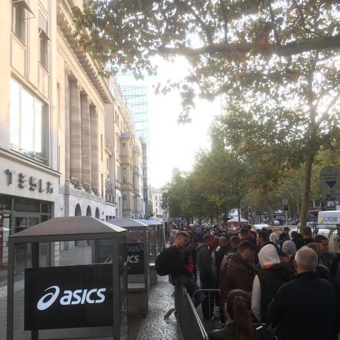 Isterie iar la Apple. Fanii stau la cozi imense pentru noile telefoane iPhone
