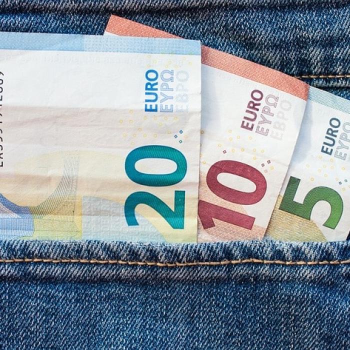 Efectele scandalului politic? Euro, cel mai mare nivel din ultima lună