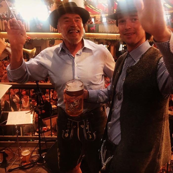 Schwarzenegger se distrează la Oktoberfest