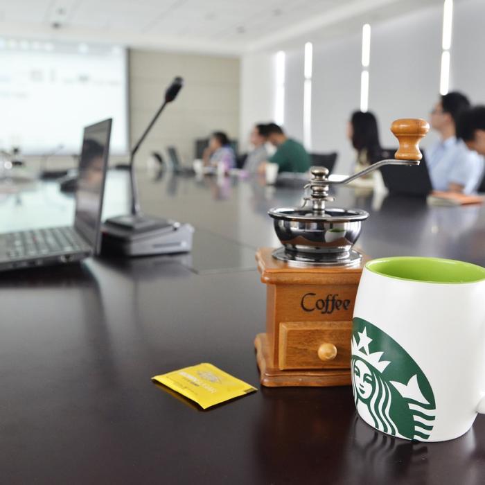 Starbucks va trece printr-o ”restructurare substanțială”