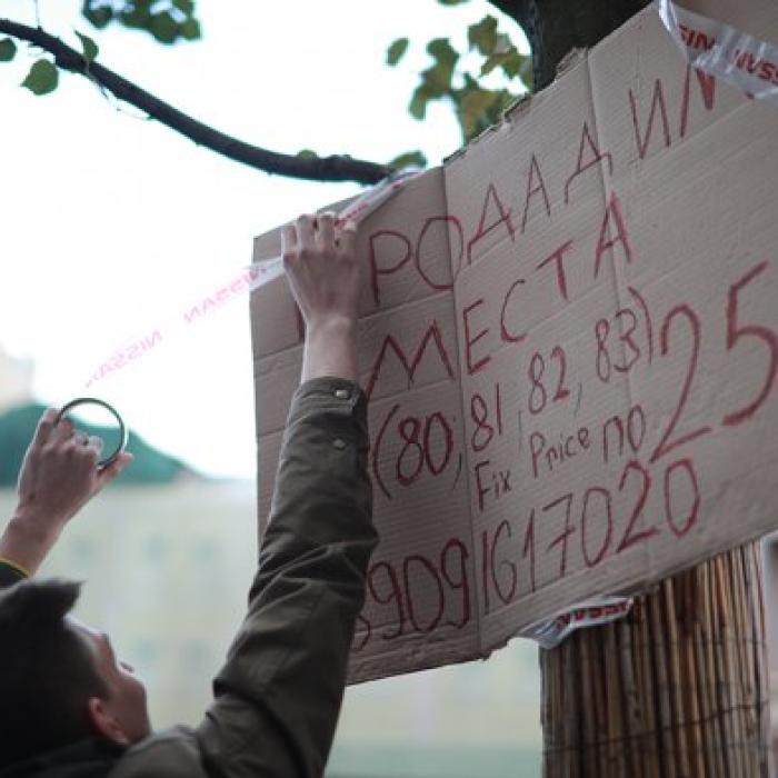 Cum fac rușii bani: Vând locuri la coadă pentru noile iPhone (GALERIE FOTO)