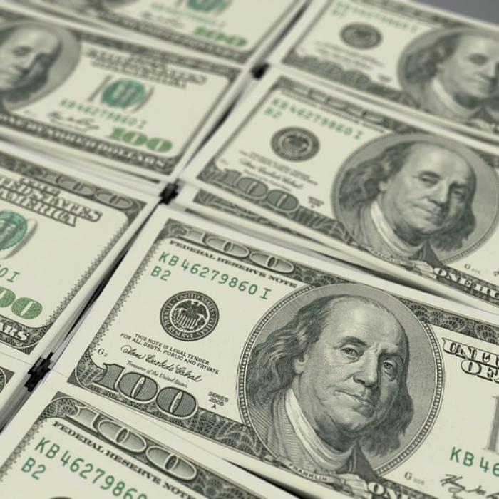 Bancnota de 100 de dolari, tot mai folosită pentru economisire