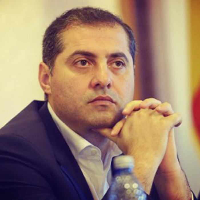 Micii patroni, scandalizaţi de măririle salariale 