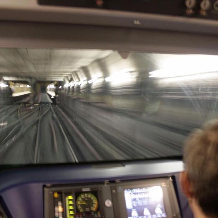 Directorul de la metrou nu are nicio tangenţă cu căile ferate. Cine spune asta