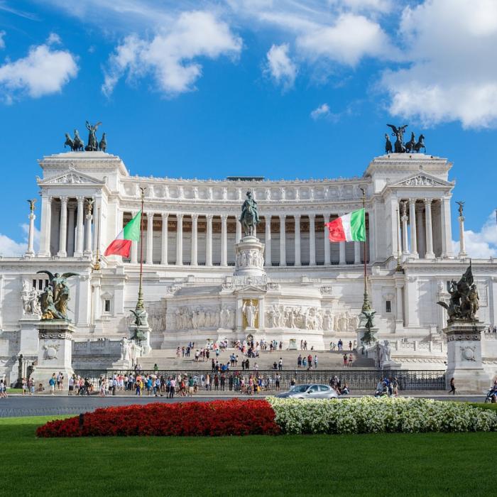 Italia scapă cu ratingul neschimbat. Standard & Poor's a revizuit doar perspectiva
