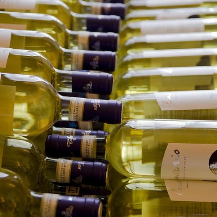 Românii preferă vinul alb. Cât sunt dispuși să dea pe un litru 