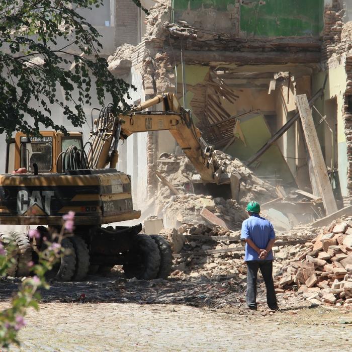 Un român din zece a făcut în locuință modificări care afectează structura de rezistență