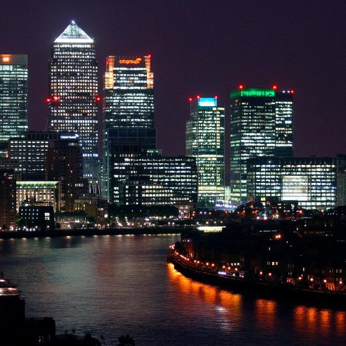 Două familii de miliardari vor să profite de incertitudinile provocate de Brexit