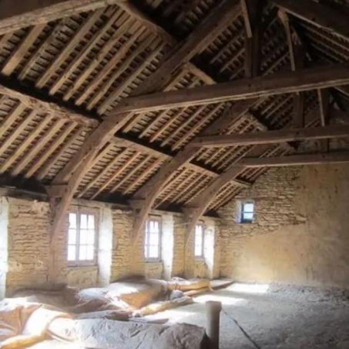 Mănăstire cu 50 de camere, scosă la vânzare. Cât costă FOTO