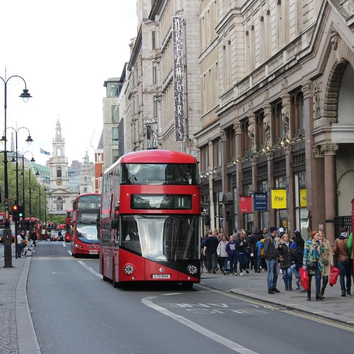 Importatorii britanici dau semne de panică din cauza Brexitului. Își burdușesc depozitele cu marfă 
