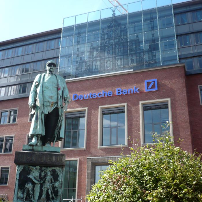 Acțiunile Deutsche Bank au ajuns la un minim record, în cea de a doua zi de percheziții