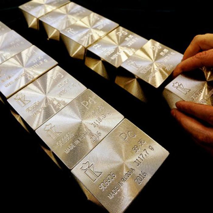 Metalul care a îngenunchiat aurul. Preţ record 