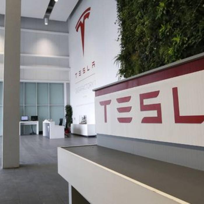 Elon Musk vrea să cumpere fabricile închise de General Motors