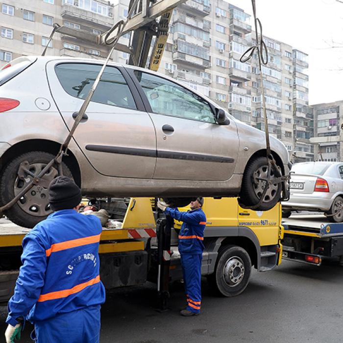 Se întorc hingherii de mașini. Primăria vrea să ridice mașinile parcate ilegal