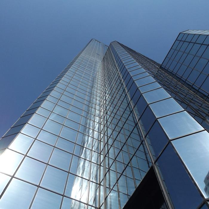 Sumă record plasată de investitorii români în imobiliare