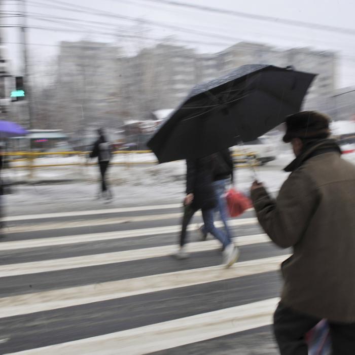 Prognoză meteo București. Depuneri de polei, ploaie slabă şi intensificări ale vântului până duminică