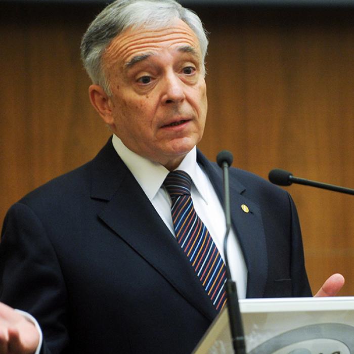 Scandal Guvern-BNR. Ce păţeşte Isărescu pentru că nu merge la Parlament