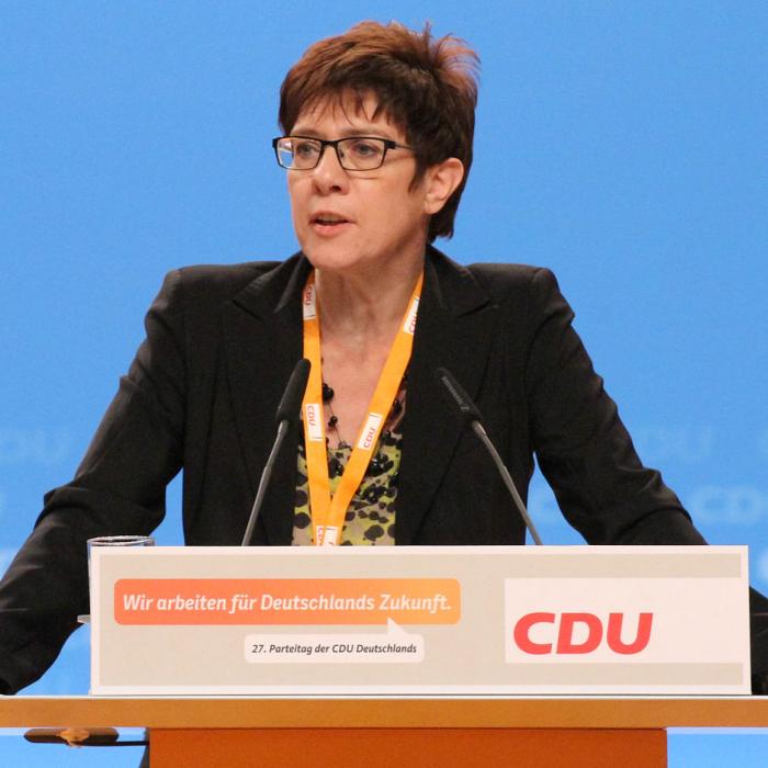 Succesoarea lui Merkel, de râsul propriului partid