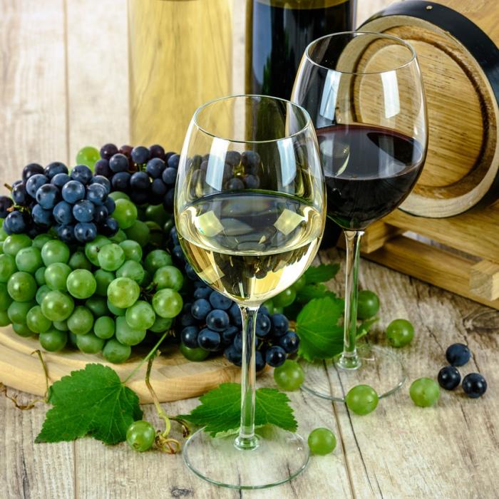 Un român care fabrică trenuri, afaceri cu vinuri Merlot și Fetească