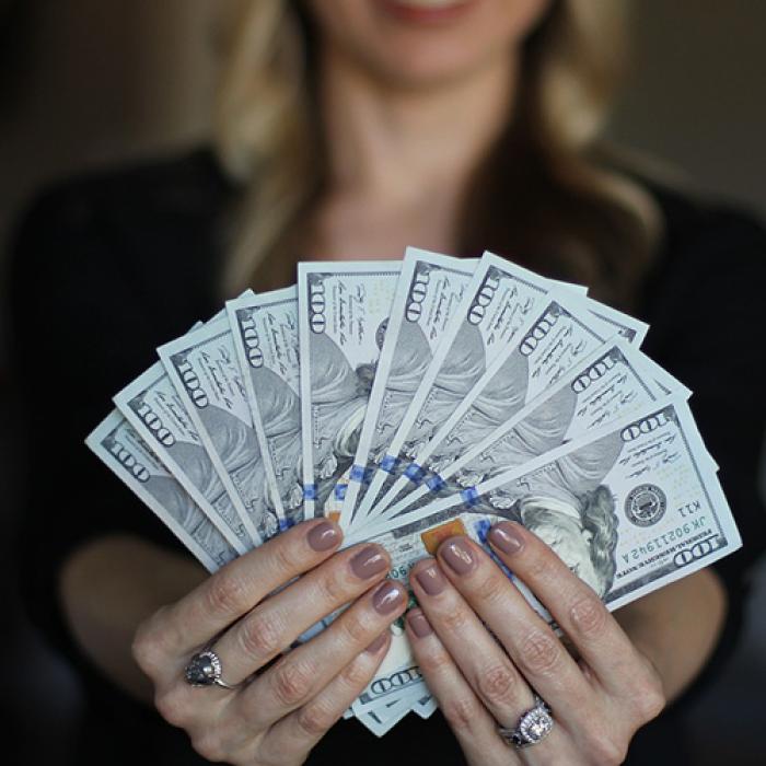 Vrei să scapi de bănci? Poti să iei imprumut de la "comunişti"