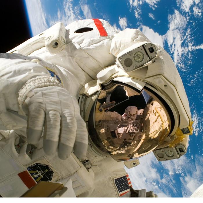 De la cortul din deșert la astronauți și sateliți de 5 miliarde de dolari