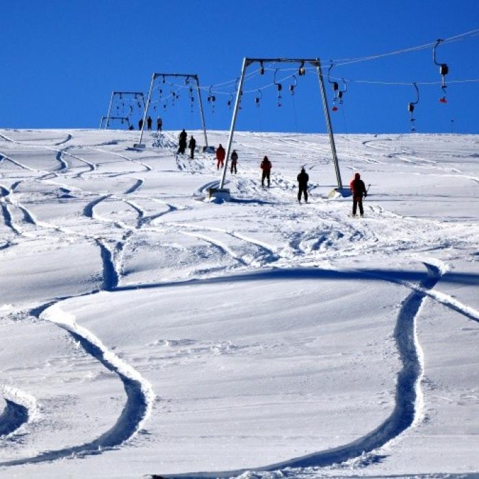 Ghid turistic unic în România, dedicat schiorilor
