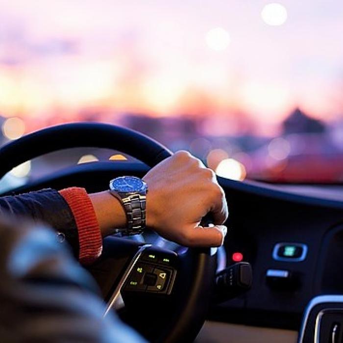 Aplicații mobile de instalat "pe maşină"