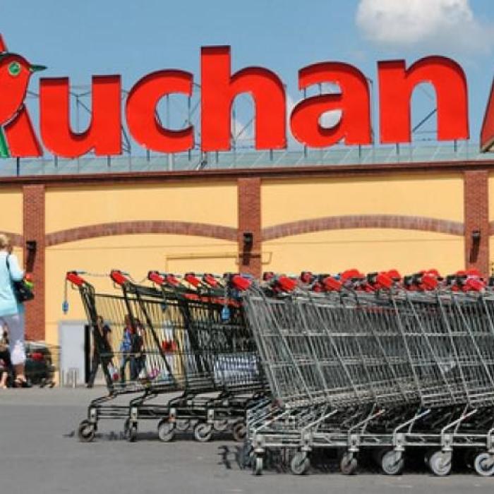 Auchan a vândut în Polonia borsete cu svastici naziste