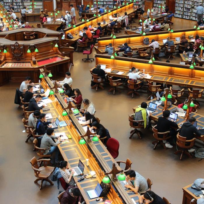 Facilități pentru studenți și masteranzi, la schimbarea facultății