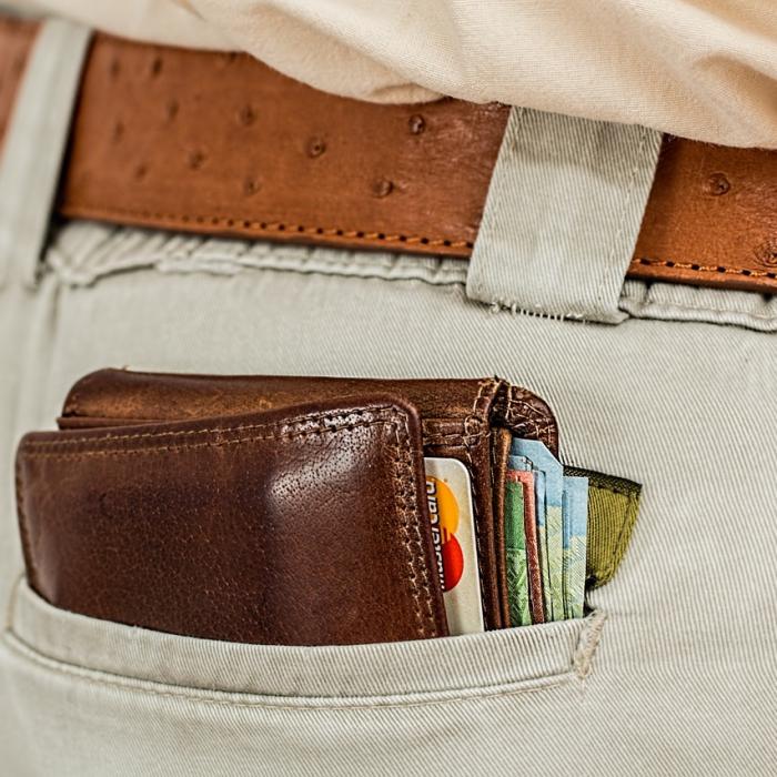 Românii cred că problema datoriilor trebuie rezolvată rapid