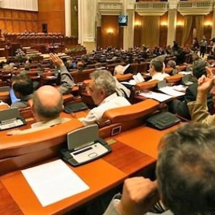 Deputații dezbat moțiunea pe energie