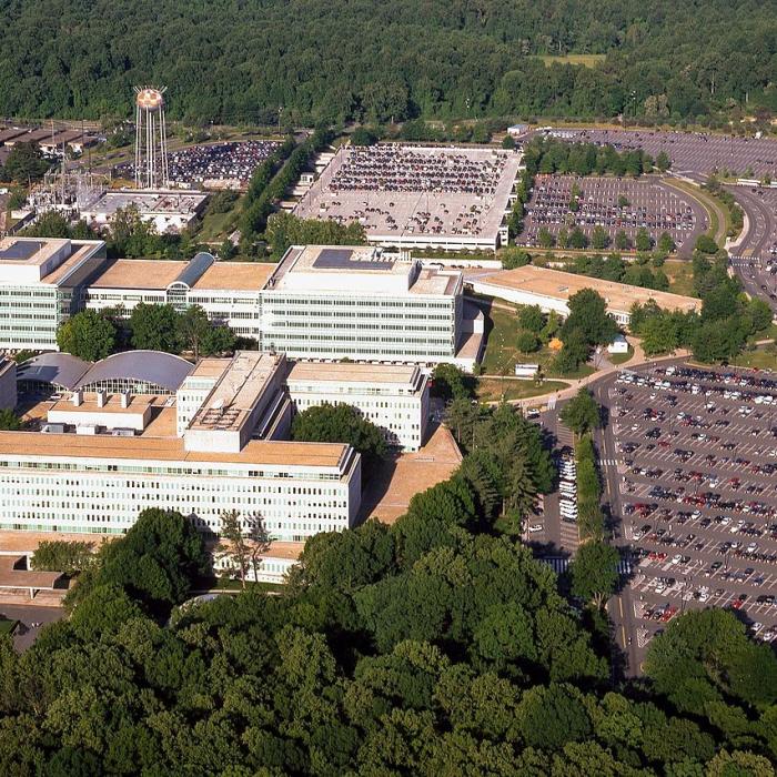 CIA are cont de Instagram. Selfie-urile, strict interzise