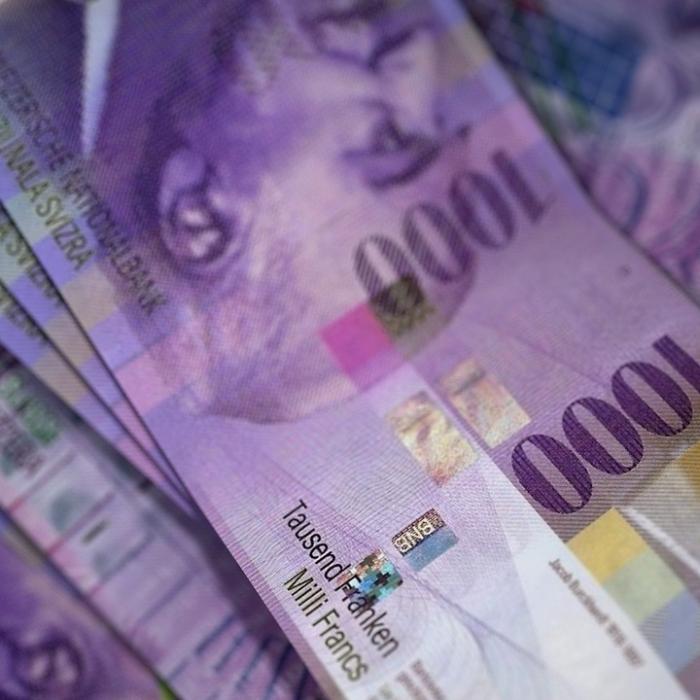 Elvețienii se chinuie să deprecieze francul și nu reușesc