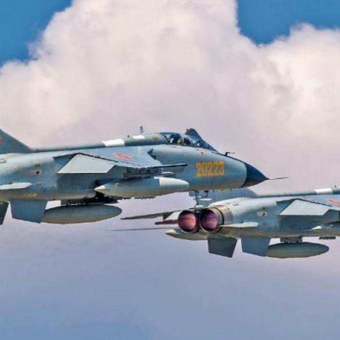 Moment înfricoșător. Un avion militar cade lângă casele oamenilor VIDEO