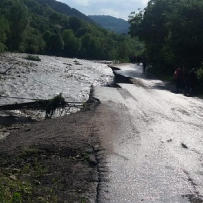 Un drum județean din Buzău a fost distrus de o viitură