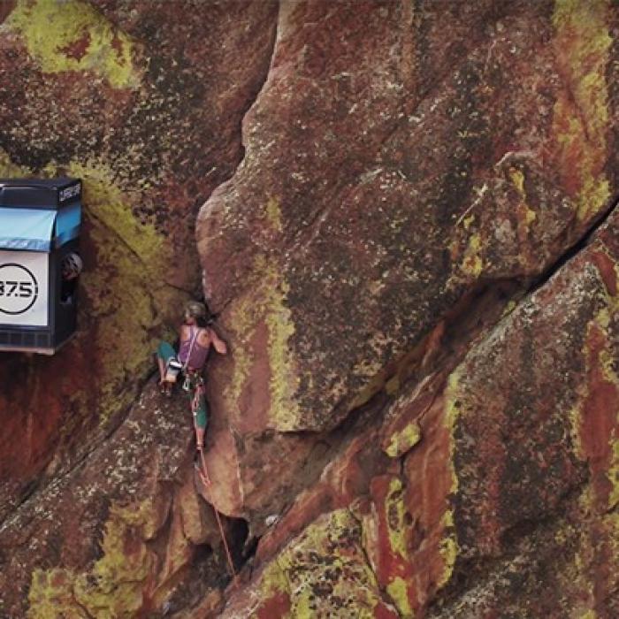 Magazinul agățat de stânci. Destinat exclusiv alpiniștilor FOTO VIDEO