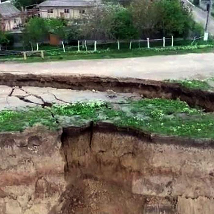 Fisură uriașă în malul Canalului Dunăre-Marea Neagră. Autoritățile, în alertă
