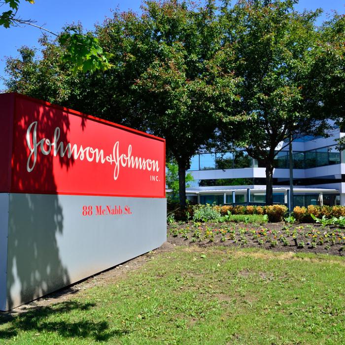 Compania Johnson & Johnson, amendată pentru că ar fi contribuit la criza abuzului de opioide