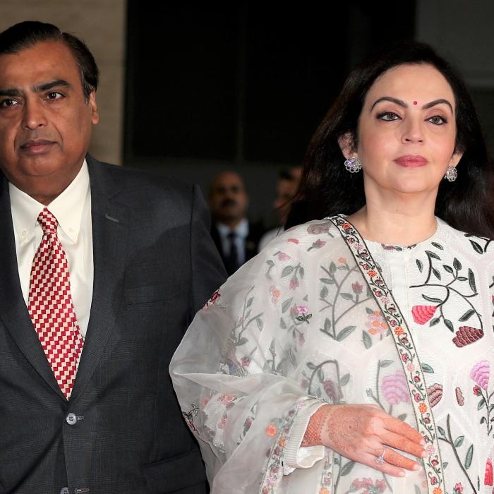 Miliardarul care distribuie gratis televizoare. Cu un scop anume