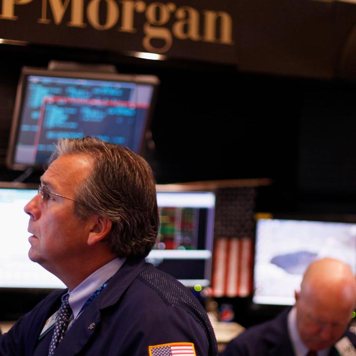 Scandal pe Wall Street! Angajații unei  mari bănci s-au calicit la bani