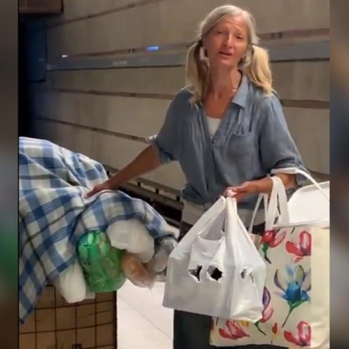 Soprana fără adăpost a semnat un contract cu o casă de producție