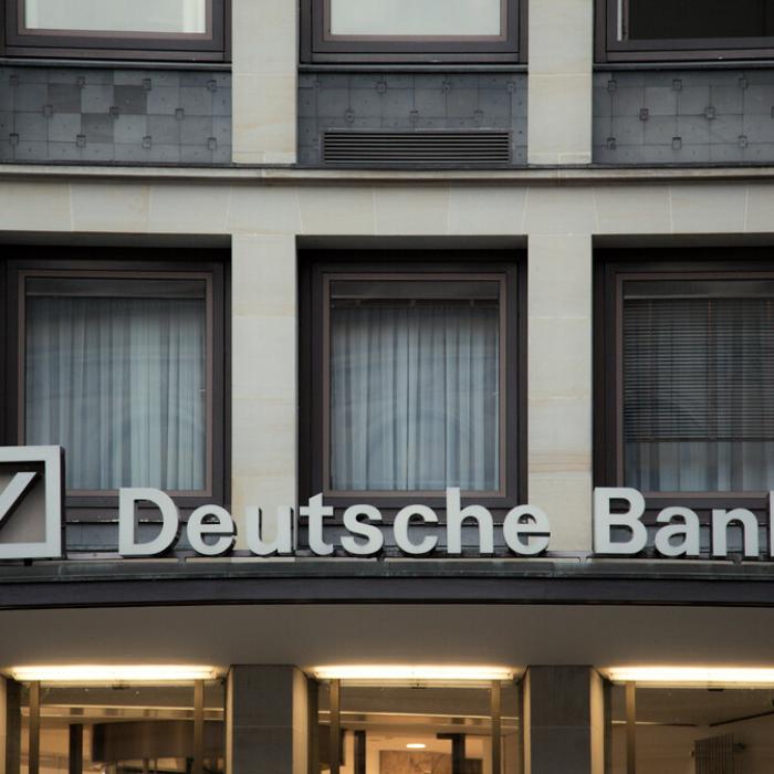 Deutsche Bank concediază jumătate din angajați