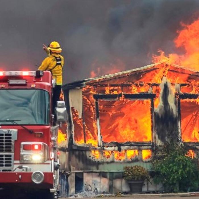 Incendii în California: 2 morți, 100.000 de persoane evacuate VIDEO