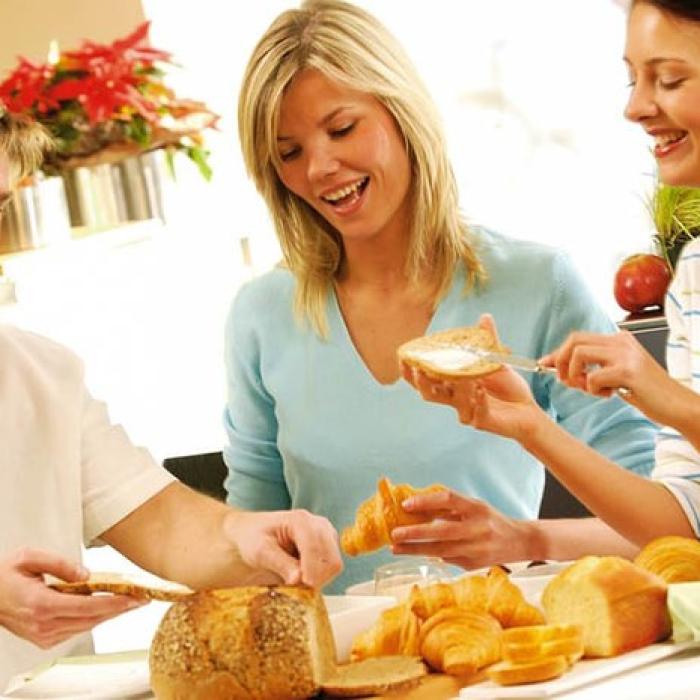 Românul la masă. INS a stabilit care sunt alimentele de bază