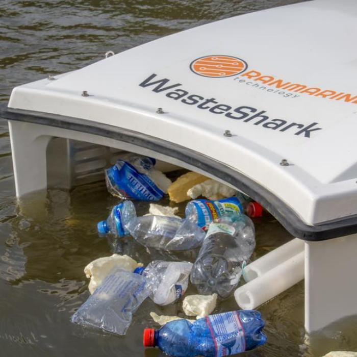 Waste Shark este noul erou al apelor din România