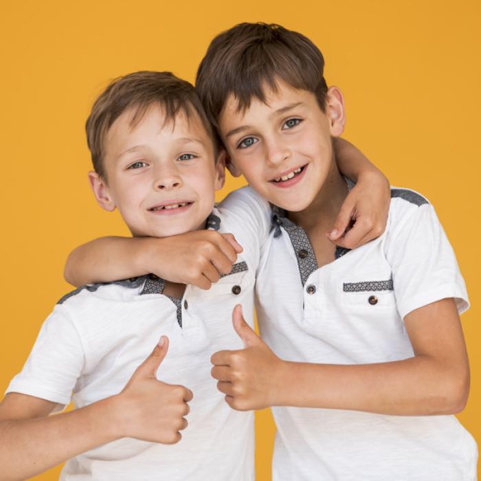 Copii cu frați mai mari își dezvoltă mai greu limbajul